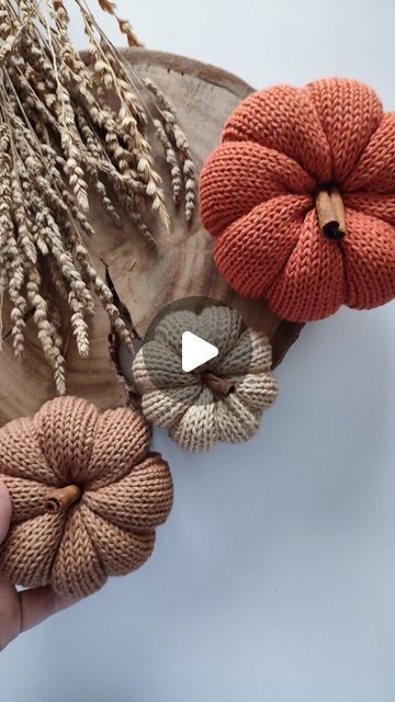 How To Knit A Pumpkin, Knitted Pumpkins, Yarn And Needles, Halloween Videos, Knitting 101, Pumpkin Crochet, How To Make Pumpkin, Zucca Halloween, Crochet Fall