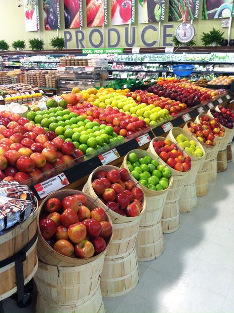 Galleria Supermarket Toronto 865 York Mills Rd Fruit And Veg Shop, Supermarket Display, Produce Displays, Vegetable Shop, Grocery Store Design, Food Retail, Fruit Displays, Supermarket Design, Yellow Corn