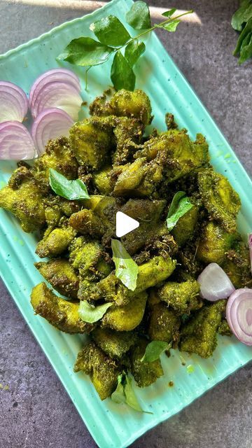 Cook with insha on Instagram: "Spicy & juicy green chicken fry recipe #greenchickenfry #greenchicken #chickenfry Ingredients 400g boneless chicken Blend 1.Green chilies 3. ⁠coriander leaves 4. ⁠Minth leaves 5. ⁠curry leaves 6. ⁠cloves garlic 7. ⁠ginger 8. ⁠1. Tspn black pepper 9. ⁠1/2 tspn cuming seed 10. ⁠1/2 coriander seeds 11. ⁠half lemon juice Marinate 2 TBLSP CHICKPEA FLOUR SALT GARAM MASALAI. POWDER 1. Tspn 1. TSPN CORIANDER POWDER HALF TSPN TURMERIC POWDER PINCH OF GREEN FOOD COLOUR" Coriander Chicken Recipes, Chicken Fry Recipes Indian, Indian Chicken Fry Recipe, Corriander Recipes, Green Chicken Recipe, Chicken Fry Recipe, Green Chicken Curry, Green Chili Chicken, Chicken Fry