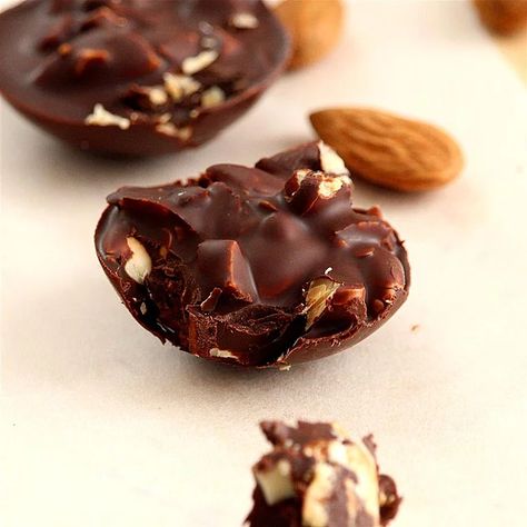 Almond Bark Popcorn, Two Ingredient Desserts, Chocolate Potato Chips, Oreo Flavors, Rock Recipes, Dark Chocolate Almonds, Dessert Simple, Yummy Ice Cream, Almond Bark