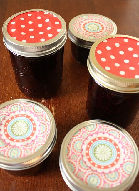 A Big Mouthful : A Super Neat + Cute Trick for Decorating Jam Jars Love this idea, totally saved me work and anguish and uses those cupcake wrappers that I never use! Jam Jar Crafts, Blueberry Jam Recipe, Jar Of Jam, Jar Packaging, Decorating Bookshelves, Plum Jam, Jam Jars, Neat Tricks, Blueberry Jam