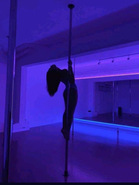 Black Women Pole Aesthetic, Pole Dance Aesthetic Black Woman, Black Pole Dancer Aesthetic, Dancing On Pole Aesthetic Black Woman, Dancing On Pole Aesthetic, Pole Dance Fotos, Pole Dancer Aesthetic, Pole Dance Aesthetic, Pole Aesthetic