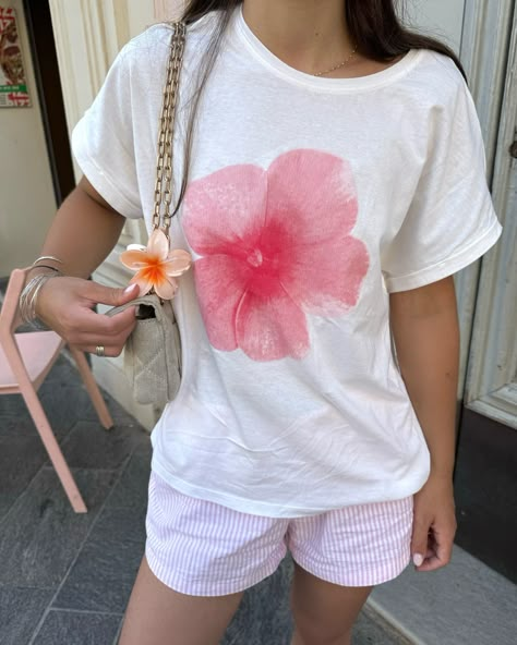 Flower Claw Clip Hairstyles, Mauritius Outfits, Pink Tshirt Outfit, St Tropez Style, Pink Girly Outfits, Pink Shirt Outfit, Flower Claw Clip, Soft Feminine Outfits, Pastel Princess