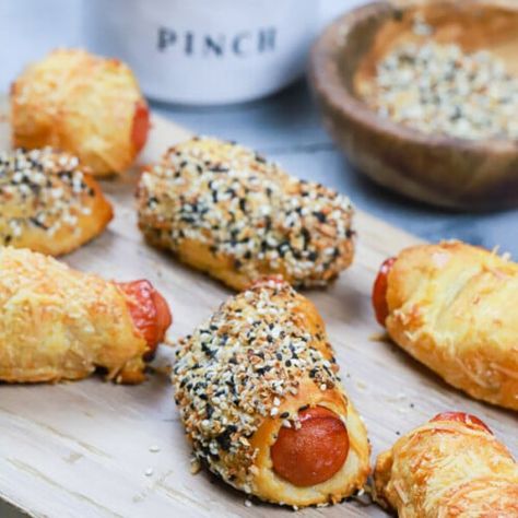 HOMEMADE EVERYTHING BAGEL DOGS - Fitty Foodlicious Appetizer Summer, Bagel Dogs, Homemade Everything, Summer Appetizers, Peach Vodka, Everything Bagel Seasoning, Mini Bagels, Bagel Dog, Bagel Seasoning