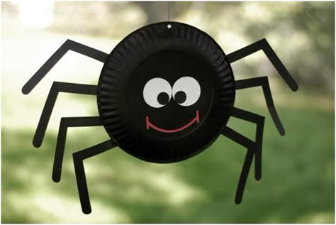 Turn a paper plate into a friendly spider to decorate for Halloween. The tutorial also has instructions to make a … Prek Spider Craft, Spider Paper Plate Craft, Halloween Spider Crafts For Kids, Paper Plate Spider Craft, Spider Crafts Preschool, Spider Crafts For Kids, Spider Puppet, Spider Craft For Kids, Paper Plate Spider