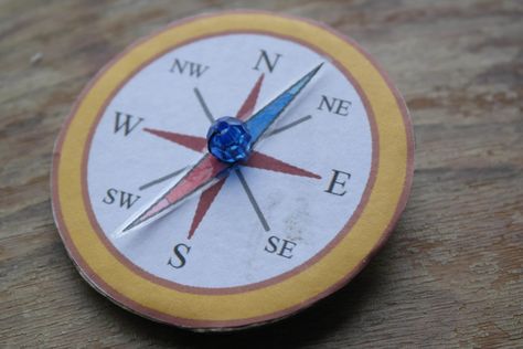 DIY Toy Compass tutorial via DIY Craft Zibby How To Make A Compass Projects, Diy Compass Craft, Compass Craft For Kids, Compass Craft, Compass Diy, Compass Picture, Tadeo Jones, Compass Needle, Compass Art