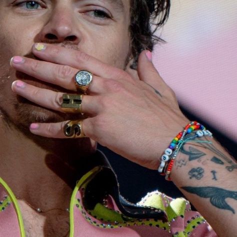 Harry Styles Nails Inspired, Style Header, Harry Styles Nails, Holmes Chapel, Harry Styles Aesthetic, Fancy Jewelry Necklace, Harry Styles Cute, Harry Styles Pictures, Harry Styles Photos