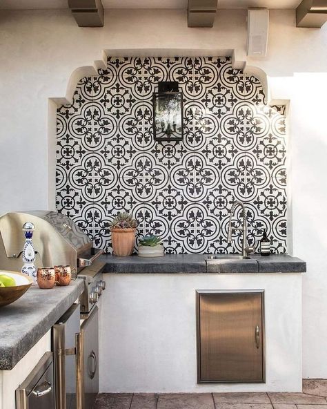 Portuguese Outdoor Kitchen, Spanish Style Outdoor Patio, Spanish Revival Outdoor Patio, Outdoor Grill Tile Backsplash, Mexican Modern Patio, Spanish Style Home Pool, Pergola With Solid Back Wall, Mexican Pool Tiles Spanish Style, Spaniard Kitchen