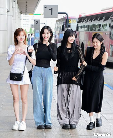 230802 #aespa at Gimpo International Airport heading to Japan for aespa LIVE TOUR 2023 ‘SYNK : HYPER LINE’ at Tokyo Dome New Era Outfit, Super Power Girl, Airport Fashion Kpop, Outfit Korean, Tokyo Dome, Black Mamba, Kpop Fashion Outfits, Airport Style, Airport Outfit