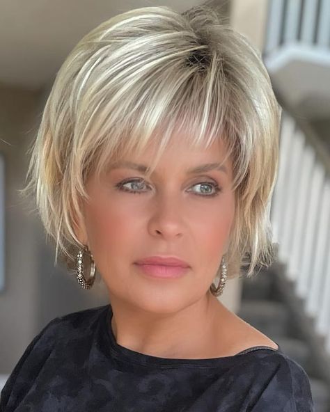 Wash And Wear Haircuts, Short Face, Short Wavy Haircuts, Layered Wig, Wavy Bob Haircuts, Thick Hair Cuts, Short Hair Images, Caramel Cream, Chin Length Hair