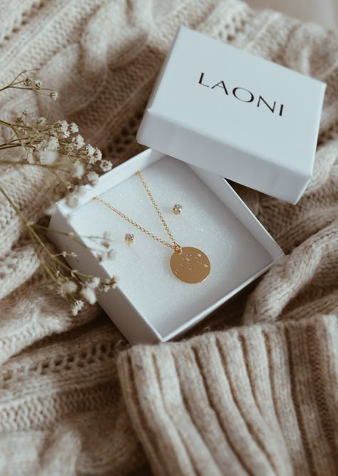 Necklace Photography Ideas, Jewelry Packaging Design, Jewellery Shoot, Photographing Jewelry, Jewellery Photography Inspiration, Necklace Photo, Jewelry Product Shots, Jewelry Store Design, Creative Jewelry Photography