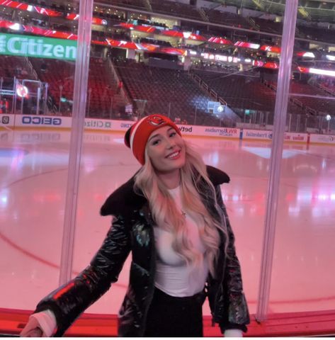 #nhl #hockey #hockeygame #hockeyinspo #hockeygirl #winteroutfit #beanieinspo #newjerseydevils New Jersey Devils Outfit, Hockey Wags Outfits, Nhl Game Outfit Woman, Nhl Game Outfit, Hockey Outfit, Hockey Game Outfit, Hockey Outfits, Oilers Hockey, Sports Outfits