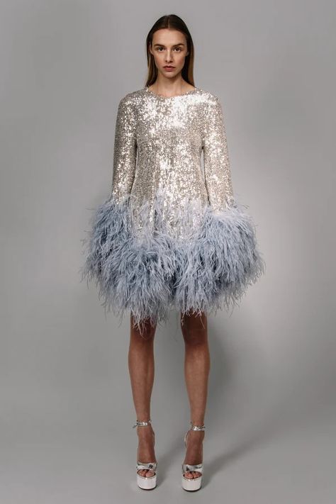 Casual Dress Outfit, Feather Fashion, Funky Dresses, Luxurious Dresses, Derby Dress, Outfits Dress, Disco Dress, Theme Dress, Feather Trim