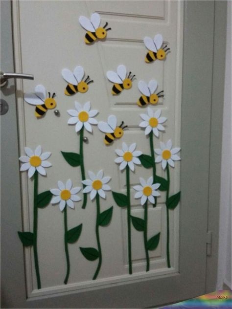 Decoration Creche, Bee Themed Classroom, Kraf Kertas, School Door Decorations, Spring Classroom, School Doors, Flower Mobile, Door Decorations Classroom, Hiasan Bilik