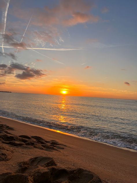 Barcelona Sunrise, Watch Sunrise, Watching Sunrise, Sunrise At The Beach, Barcelona Beach, Watch The Sunrise, Summer Vision, Tiktok Account, Summer Plans