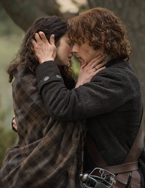 Claire Fraser (Caitriona Balfe) and Jamie Fraser (Sam Heughan) in Outlander on Starz http://www.farfarawaysite.com/section/outlander/gallery13/gallery.htm Jamie Clayton, Hank Moody, Gabaldon Outlander, Philippa Gregory, James Fraser Outlander, Outlander Claire, Outlander Quotes, Outlander Season 1, Outlander Book Series