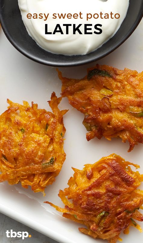 Easy sweet potato latkes are a nice twist on the traditional dish. Sweet Potato Latkes, Easy Sweet Potato, Potato Latkes, Diner Recept, Potato Dishes, Croquettes, Veggie Dishes, Whole 30 Recipes, Whole Foods