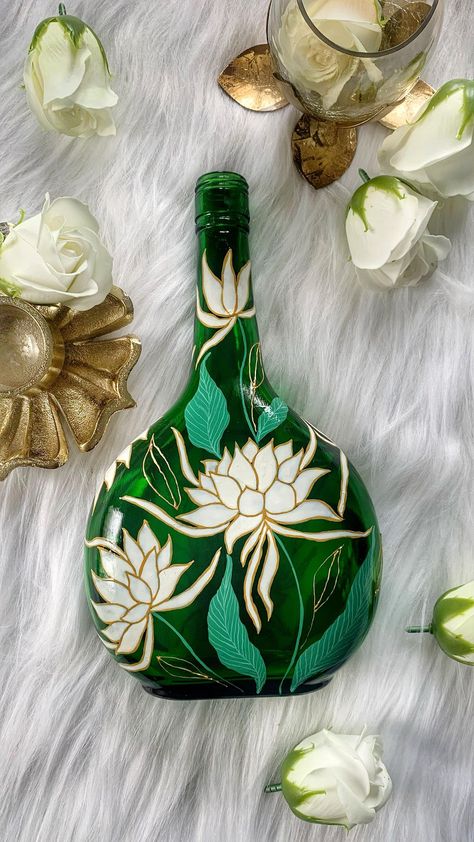 Flowers On Bottle Art, Flower Vase Ideas Diy, Bottle Art Ideas Creative, Glass Bottles Art Diy, Glass Bottles Art Paint, Painted Bottles Ideas, Bottle Art Ideas Paint, Pot Decorating Ideas, Bottle Painting Designs