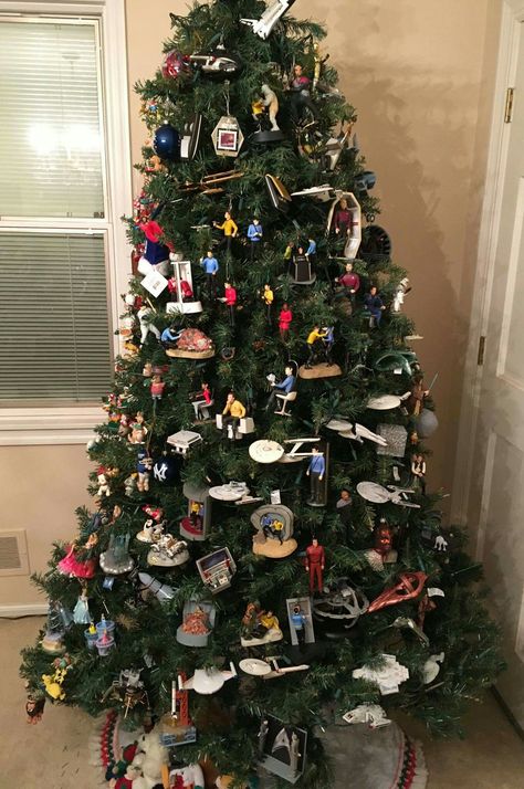 Geeky Christmas Tree, Star Trek Christmas Tree, Star Trek Cross Stitch Patterns Free, Star Trek Christmas, Star Trek Artwork, Star Trek Mug, Amazing Houses, Leonard Nimoy, Star Trek Art