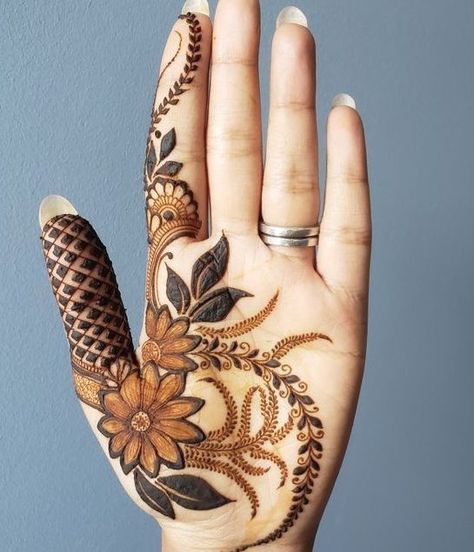 Minimalistic Mehendi Designs Front Hand, Modern Mehndi Designs Unique Front, Mehndi Design Aesthetic, Minimalistic Mehendi, Henna Aesthetic, Stylish Back Hand Mehndi, Back Hand Mehndi Design, Finger Mehndi, Friendship Wallpaper