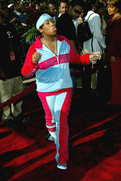 Missy Elliott in a tracksuit look in 2002. #celebrityfashion #tbt Missy Elliot Outfits, Missy Elliot 90s Fashion, Missy Elliot Aesthetic, Missy Elliot 90s, Real Y2k, Men Grunge, Missy Elliot, Leading Women, Missy Elliott