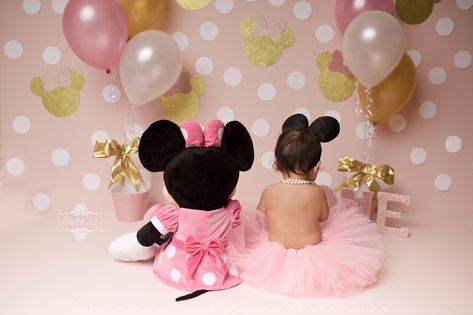 Mini Mouse 1st Birthday, Minnie Mouse Cake Smash, Cupcakes Minnie Mouse, One Year Cake Smash, One Year Cake, Minnie Mouse Birthday Theme, Minnie Mouse Birthday Party Decorations, Cake Smash Theme