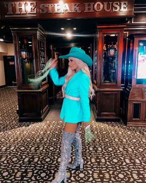 Nfr 2022 Outfits, Taylor Rousseau Outfits, Nfr Fashion 2023, Retro Cowgirl Outfits, Cowgirl Glam Outfit, Baddie Cowgirl Outfits, Glam Cowgirl Outfit, Taylor Rousseau, Vegas Glam