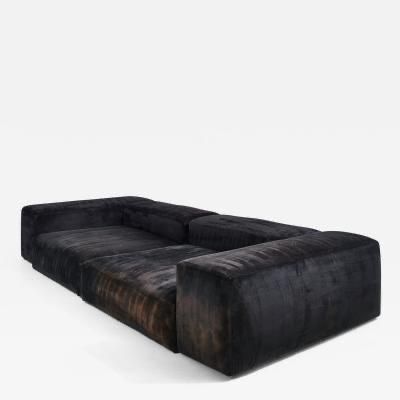 𝐑𝐚𝐩𝐡𝐚𝐞𝐥 𝐑𝐚𝐟𝐟𝐞𝐥 𝐌𝐨𝐧𝐮𝐦𝐞𝐧𝐭𝐚𝐥 𝐁𝐥𝐚𝐜𝐤 #cozy▪️#sofa Wood And Black Furniture, Black Couch, Unique Sofa, Cool Couches, Sofa Ideas, Studio Living, Black Sofa, Black Furniture, Decoration Inspiration