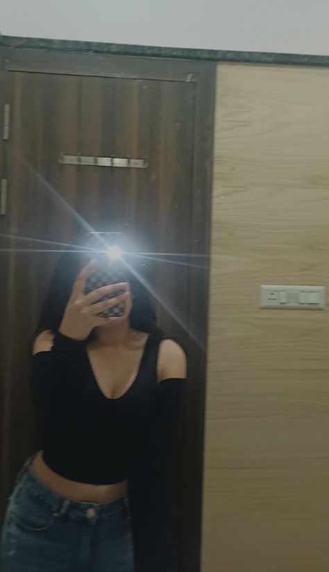 Mirror Selfie Snapchat, Snapchat Night, Light Pic, Black Dress Outfit Party, Selfie Snapchat, City Life Photography, Nature Instagram, Pics Ideas, Black Dress Outfits