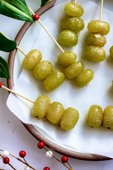 ✨ Champagne Grapes ✨They are soaked in champagne, or Prosecco! Coated in honey and gold so they just remind me of Cleopatra. Champagne Grapes, Small Bites Appetizers, Grape Recipes, Strawberry Drinks, Edible Gold, Cooking 101, Appetizer Bites, Different Fruits, Alcoholic Beverages