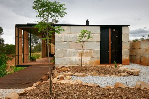 Sawmill House by Archier - Emma Cross photographer Grand Designs Australia, Construction Details Architecture, Pre Fab Tiny House, House Before And After, Concrete Interiors, Latest House Designs, Concrete Home, Box Houses, Patio Interior