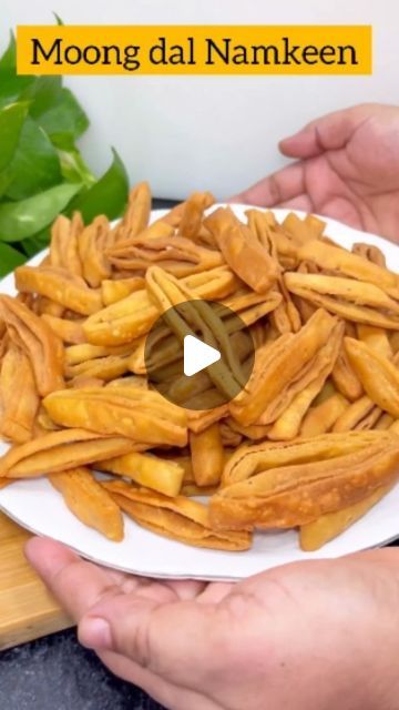 Namkin Snacks, Namkeen Snacks Recipes, Namkeen Recipes, Namkeen Gosht Recipe, North Indian Snacks, Namkeen Snacks, Home Made Healthy Namkeen, Moong Dal Recipe, Crispy Snacks