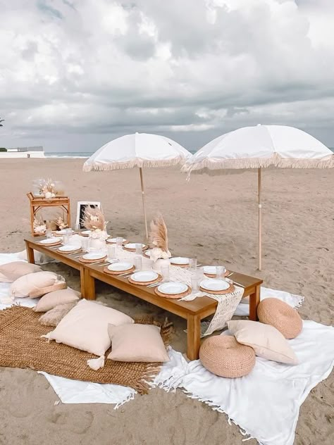 Beach Dinner Parties, Beach Picnic Party, Pretty Picnic, Luxury Picnics, Deco Champetre, Beach Dinner, Beach Birthday Party, Picnic Inspiration, Picnic Decorations