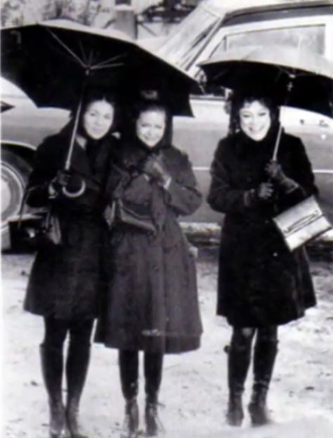 Adorable behind the scenes picture from House of Dark Shadows. Kathryn Scott, Joan Bennett, and Grayson Hall Grayson Hall, Dark Shadows Tv Show, Joan Bennett, Original Tv Series, Original Vampire, American Gothic, Living Without You, Dark Shadows, Great Tv Shows