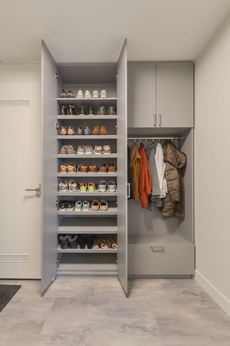 Shoes And Clothes Closet, Shoe Storage Built In, Custom Shoe Closet, Ormari Za Hodnik, Walk In Mudroom, Living Room Closet Ideas, Walk In Closet Shoes, Hall Design Ideas, Show Storage