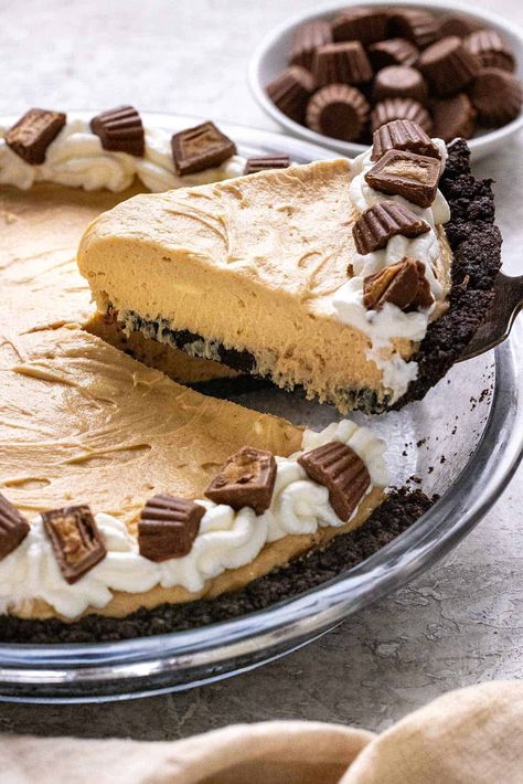 Fluffy Peanut Butter Pie, Chocolate Peanut Butter Pie Recipe, Chocolate Peanutbutter Pie, Homemade Peanut Butter Pie, Reese's Recipes, Trendy Cakes, Peanut Pie, Easy Peanut Butter Pie, Oreo Pie Crust