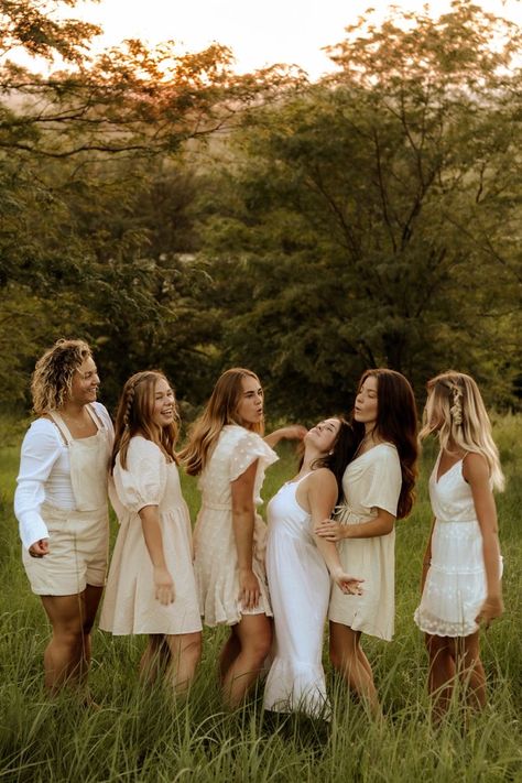 Senior Photoshoot With Friends, Friend Photoshoot Professional, Friend Photoshoot Outfit Ideas, Group Field Photoshoot, Group Photo Outfit Ideas, Best Friend Professional Photoshoot, Countdown Photoshoot, Friendship Photoshoot Ideas Group Shots, Field Photoshoot Friends