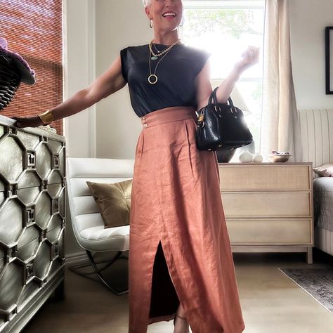 Brunch Outfits, Chic Over 50, Interview Style, Colorful Skirts, Red Pants, Neutral Outfit, Brunch Outfit, Women Over 50, Women Helping Women