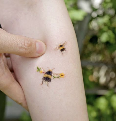 Landscape Tattoos, Bee Tattoos, Horse Tattoo Design, Bumble Bee Tattoo, Back Of Arm Tattoo, Insect Tattoo, Miniature Landscape, Daisy Tattoo, Tatuaje A Color