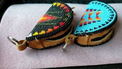 Beaded Wallet, Cat Outfits, Beaded Barrettes, Coin Purse Pattern, Goosebumps Books, Silversmithing Jewelry, Native American Beadwork Patterns, Native Beading, Beaded Moccasins