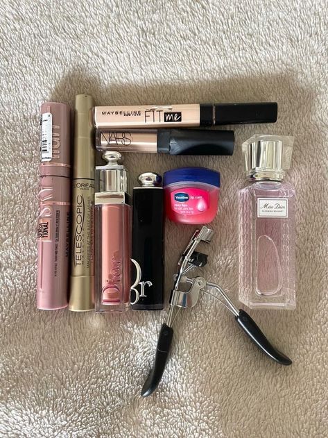 Makeup Bag Essentials, Makeup Help, Smink Inspiration, Hiasan Bilik, Makeup Aesthetic, Makeup Needs, Trendy Makeup, Makeup Obsession, Fesyen Hijab