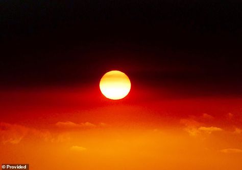 Bushfire smoke turns the Australian sky into a re-creation of the Aboriginal flag | Daily Mail Online Aboriginal Tattoo, Aboriginal Dreamtime, Aboriginal Flag, Basic Quilt, Flag Tattoo, Sky Photos, Farm Heroes, Indigenous Art, Aboriginal Art