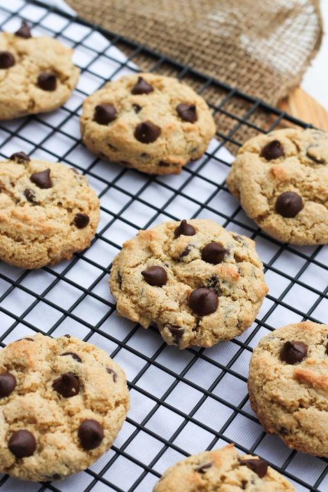 These Perfect Crispy Vegan Grain-free Chocolate Chip Cookies are JUST 6 ingredients, gluten-free, oil-free, 1 BOWL, chewy, buttery thanks to using almond flour and tapioca. #vegan #cookies #chocolatechip #oilfree #glutenfree Grain Free Chocolate Chip Cookies, Crispy Chocolate Chip Cookies, Ginger Chocolate, Spicy Chocolate, Dairy Free Cookies, Plant Based Desserts, Vegan Candies, Vegan Chocolate Chip Cookies, Chewy Chocolate Chip