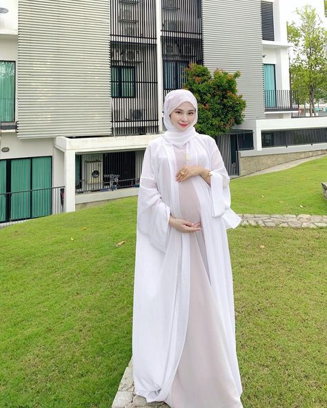 Salam Israk Mikraj, Pregnancy Outfits Hijab, Pregnacy Fashion, White Abaya, Outfit Muslim, Pregnant Outfit, Maternity Fashion Dresses, Outfits Muslim, Dress For Pregnant Women