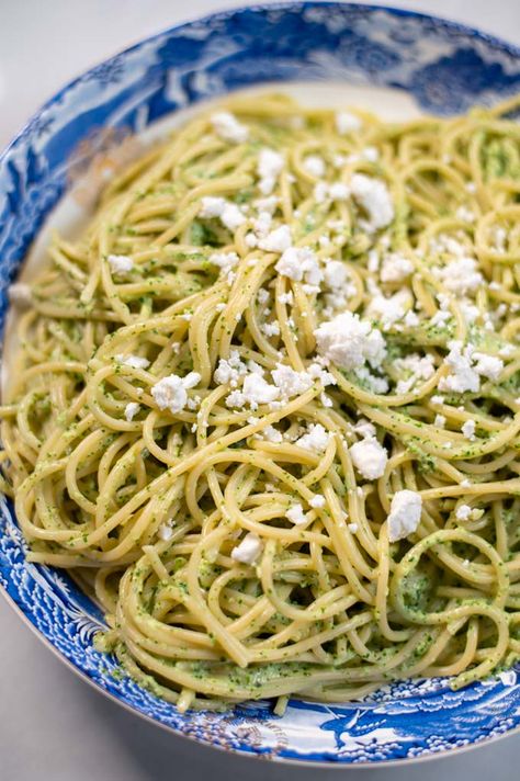 Green Spaghetti aka Espagueti Verde are spaghetti in a creamy and rich poblano pepper sauce. It is a wonderful fusion of Mexican ingredients and classic spaghetti. Full of flavor, satisfying and unmistakably delicious, so no one can ever get enough of it. Once you serve these Mexican spaghetti you feel like you eat in an amazing restaurant, yet you will be surprised, you can make everything easily at home. #vegan #dairyfree #dinner #lunch #contentednesscooking #greenspaghetti Green Spaghetti Recipe, Mexican Ingredients, Mexican Spaghetti, Cream Cheese Pasta, Vegetable Spaghetti, Taco Spaghetti, Poblano Pepper, Roasted Poblano Peppers, Green Spaghetti