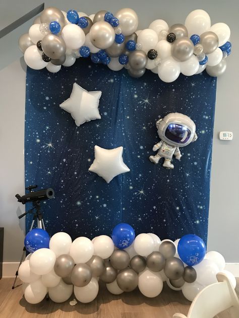 Space Theme Decorations Party, Space Theme Decorations, 1st Birthday Decorations Boy, Galaxy Backdrop, Astronaut Theme, Cake Table Backdrop, Party Ballons, Baby Birthday Decorations, Astronaut Birthday