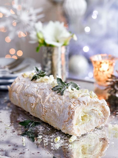 White Chocolate Meringue, Yule Food, Easy Yule Log Recipe, Yule Log Cake Recipe, Desserts Easter, Chimney Cakes, Meringue Roulade, Yule Log Recipe, Roulade Recipe