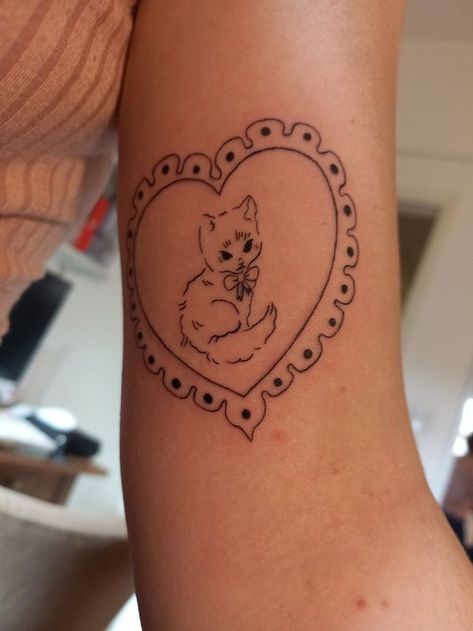 Cat In Heart Tattoo, Vintage Kitsch Tattoo, Coquette Back Tattoo, Cute Coquette Tattoos, Croquette Aesthetic Tattoo, Small Coquette Tattoos, Tattoo Ideas Coquette, Couqutte Tattoo, Morute Tattoos