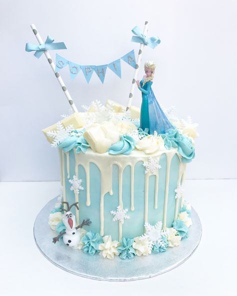 Snowflake Cake Decorations, Frozen Bday Cake Ideas, Frozen Princess Birthday Cake, Elsa Bday Cake, Buttercream Frozen Cake, Frozen Cake 3rd Birthday, Elsa Themed Cake, Frozen Drip Cake, Elsa Cakes Birthday