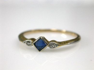 wee sapphire and diamond antique ring, much more my style than a big white diamond. I would love to have this ring! Vintage Sapphire Rings, Anting Manik, Sapphire Rings, Titanium Wedding Band, Antique Diamond Rings, Vintage Sapphire, Antique Ring, Antique Engagement Rings, Jewelry Inspo